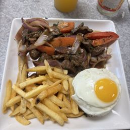 Lomo saltado con un guebo frito