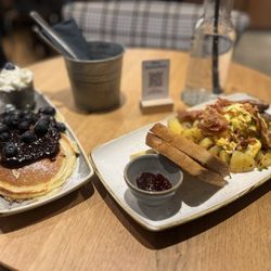 Café Sanders - Americano breakfast with blueberry pancakes