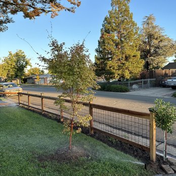 Holquin Builders - Finished hog fence with flower bed in front - Fences & Gates Near Me