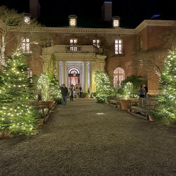 Filoli - the house on the property is beautiful during the holidays - Botanical Gardens Near Me - Woodside, California