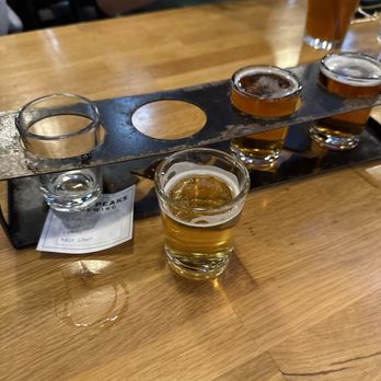 Four Peaks Brewing - Flight of beer with Sunbru, golden lager, 8th street and the Kilt Lifter. - Pubs Near Me - Tempe, Arizona Four Peaks Brewing - Flight of beer with Sunbru, golden lager, 8th street and the Kilt Lifter. - Pubs Near Me - Tempe, Arizona