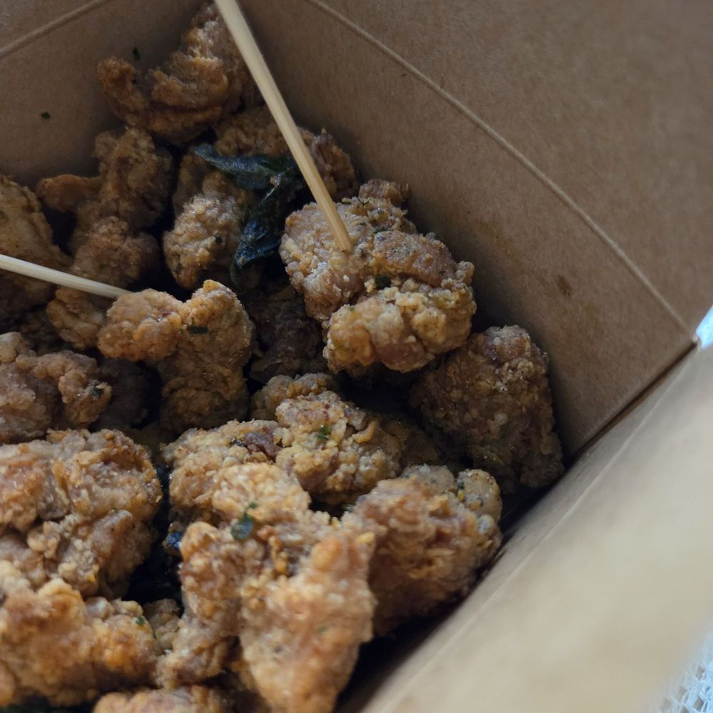 Popcorn chicken with basil