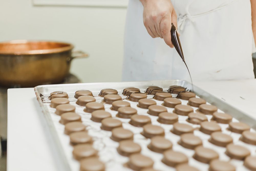 Cocoa Mill Chocolatier Logo