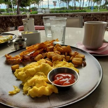 Call Me Cuban - American breakfast: eggs, bacon, and potatoes - Cuban Near Me - Miami Beach, Florida Call Me Cuban - American breakfast: eggs, bacon, and potatoes - Cuban Near Me - Miami Beach, Florida