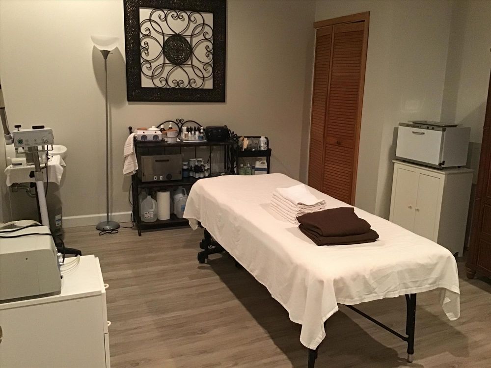 Salon De Guerra-Straight Edge Barber Lounge Logo