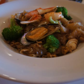 Kao Hom - Pad See Ew with Seafood: It has all the seafood I like, and the balance of seafood, noodle and vegetable is perfect! - Thai Near Me - Van Nuys, California