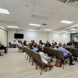 Faith Community Church - Un hermoso domingo en Su presencia. Pastor Miguel impartiendo la Palabra a nuestra comunidad hispana.