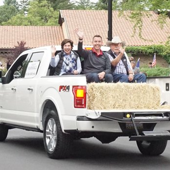 Healdsburg Veterinary Hospital - Dr. Dave, wife and son at the Healdsburg parade - Veterinarians Near Me - Healdsburg, California Healdsburg Veterinary Hospital - Dr. Dave, wife and son at the Healdsburg parade - Veterinarians Near Me - Healdsburg, California