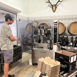 Sparkling Tour - Labeling champagne bottles
