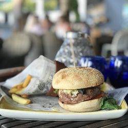5 Oceanos - Burger mit Rindfleisch und Pommes