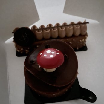 Bachour - Came home only with 2 cakes when we bought 3 !!! They legit didn't put one more cake in the box! - Bakeries Near Me - Coral Gables, Florida