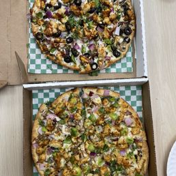 Bombay Garlic Chicken Pizza