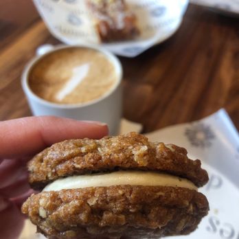 Daisies - Cream pie, cappuccino, coffee cake - Pasta Shops Near Me - Chicago, Illinois