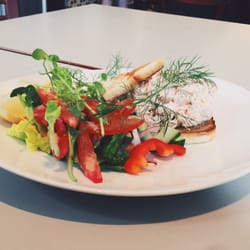 Drottningholms Slottscafe - Ganska dyr, men hyfsat god Toast Skagen.