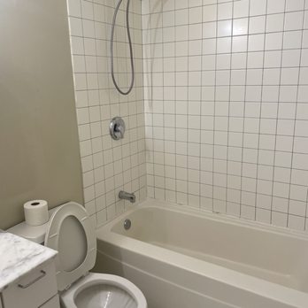 Mako Renovation - Before of the bathtub and toilet - General Contractors Near Me - Chicago, Illinois