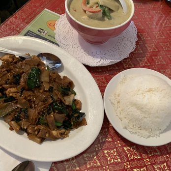 Jitlada - Pad See Ew and Green Chicken Curry with white rice. - Thai Near Me - Los Angeles, California Jitlada - Pad See Ew and Green Chicken Curry with white rice. - Thai Near Me - Los Angeles, California
