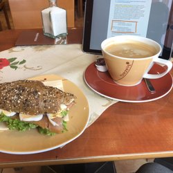Brezels Café und Restauration - Lachsbrötchen und großer Kaffee