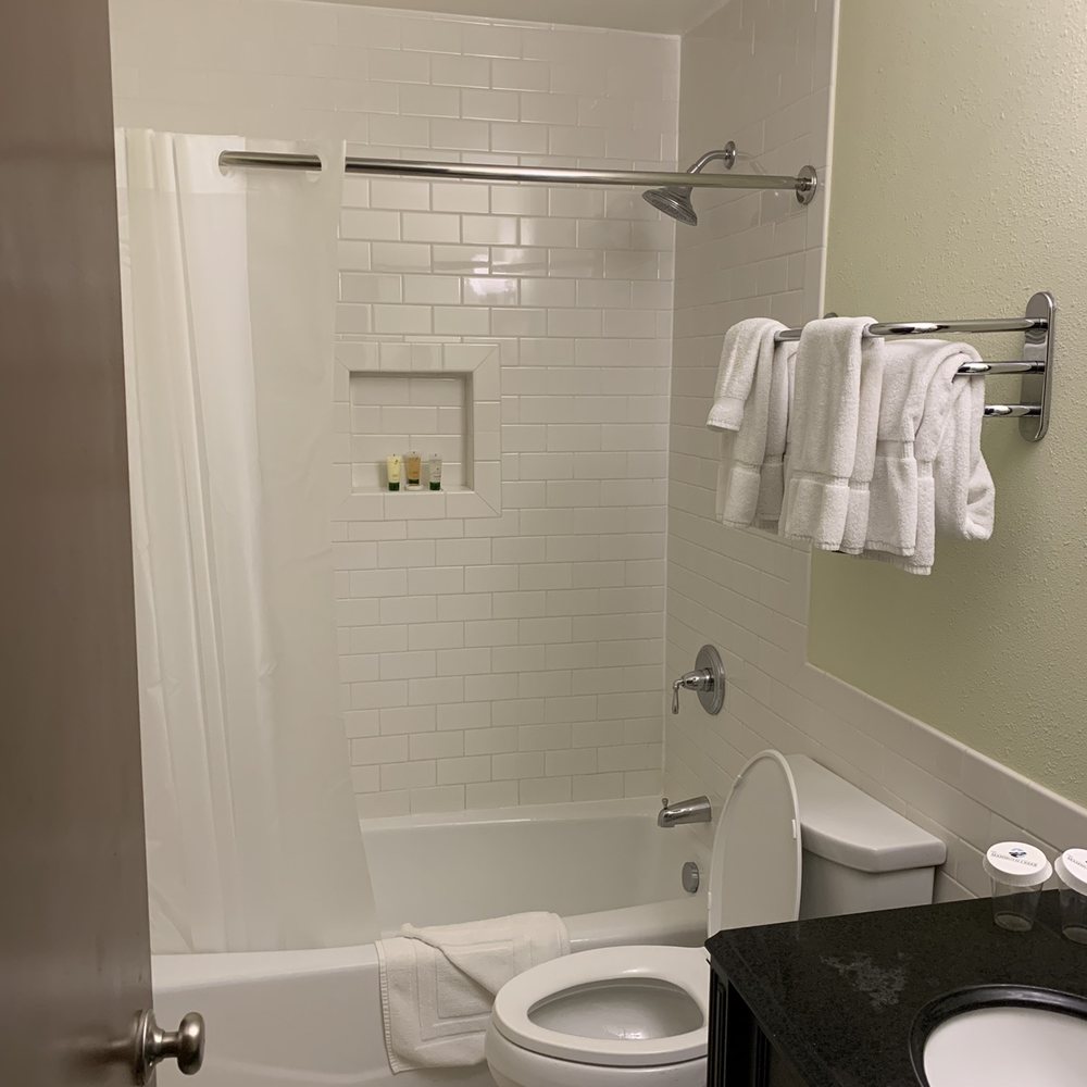 Mammoth Creek Inn - Clean bathroom - Ski Resorts Near Me - Mammoth Lakes, California Mammoth Creek Inn - Clean bathroom - Ski Resorts Near Me - Mammoth Lakes, California