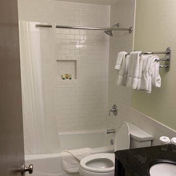Mammoth Creek Inn - Clean bathroom - Ski Resorts Near Me - Mammoth Lakes, California