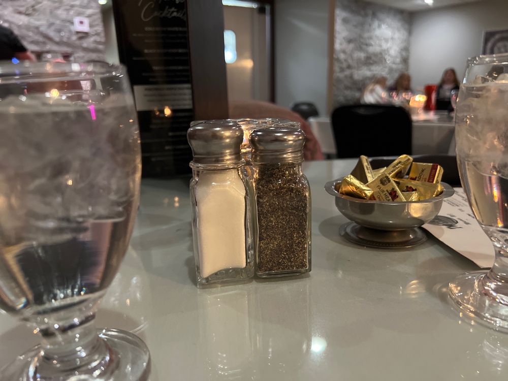 Two's Company Restaurant & Lounge Logo