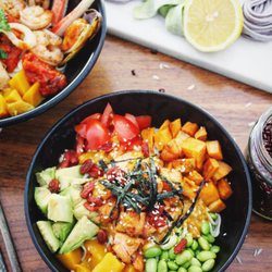 Fuel Good - The Samon Bowl. Lachsfilet, Edamame, Tomatenwürfel, Avocado, Süßkartoffel, Mango getoppt mit Dijon-Curry Soße, Goji Beeren, Sesam und Nori!