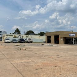 Donnie's Auto Care Center - Donnie's Auto Care, view from the south.