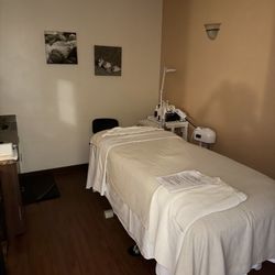 Hand & Stone Massage and Facial Spa - Massage room