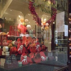 Charbonnel Et Walker - Valentine's display!