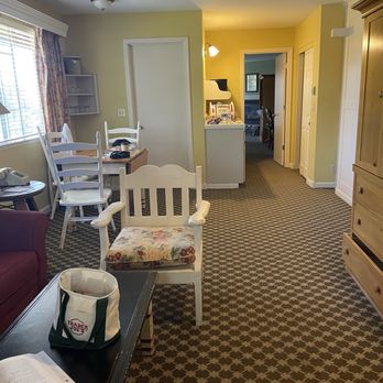 Cambria Pines Lodge - Interior view it's antiquated but it needs a little updating - Hotels Near Me - Cambria, California Cambria Pines Lodge - Interior view it's antiquated but it needs a little updating - Hotels Near Me - Cambria, California