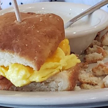 Twisted Biscuit Diner - Super dry and crumbly biscuit creates difficult to eat sandwich. Most of the plates being bussed have a pile of inedible crumbs - American Near Me - Tavares, Florida
