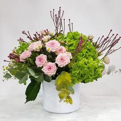 Floristería La Alquería Valencia - Centro de mesa en base blanca y hortensias