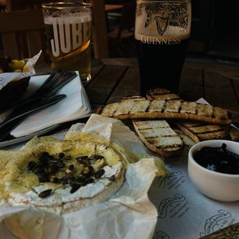 The Mudlark - Köstlich: Oven-Baked Camembert mit Beer Chutney - Pubs Near Me - London, XGL The Mudlark - Köstlich: Oven-Baked Camembert mit Beer Chutney - Pubs Near Me - London, XGL