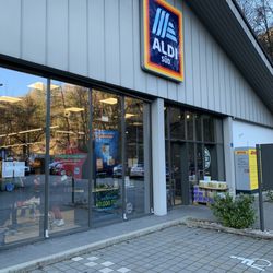 Aldi - Entrance
