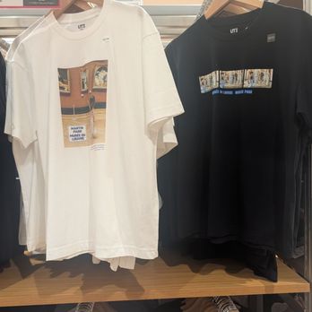 Uniqlo - Louvre Museum graphic t-shirts - Women's Clothing Near Me - Brampton, Ontario