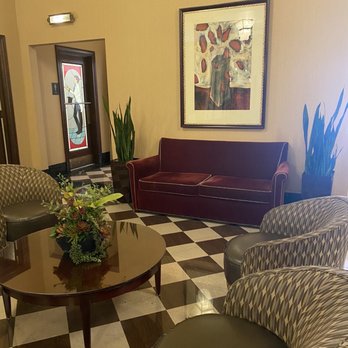 Ambassador Hotel Milwaukee - Lounge area - Hotels Near Me - Milwaukee, Wisconsin