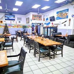 Pupuseria Jireh - Seating