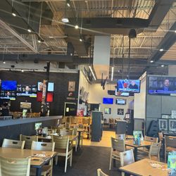 Buffalo Wild Wings - Ghost town been waiting for 20 min to order