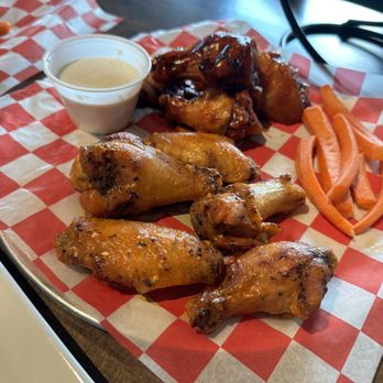 Parry's Pizzeria & Taphouse - Top: hot BBQ; bottom: hot garlic - Pizza Near Me - Arvada, Colorado