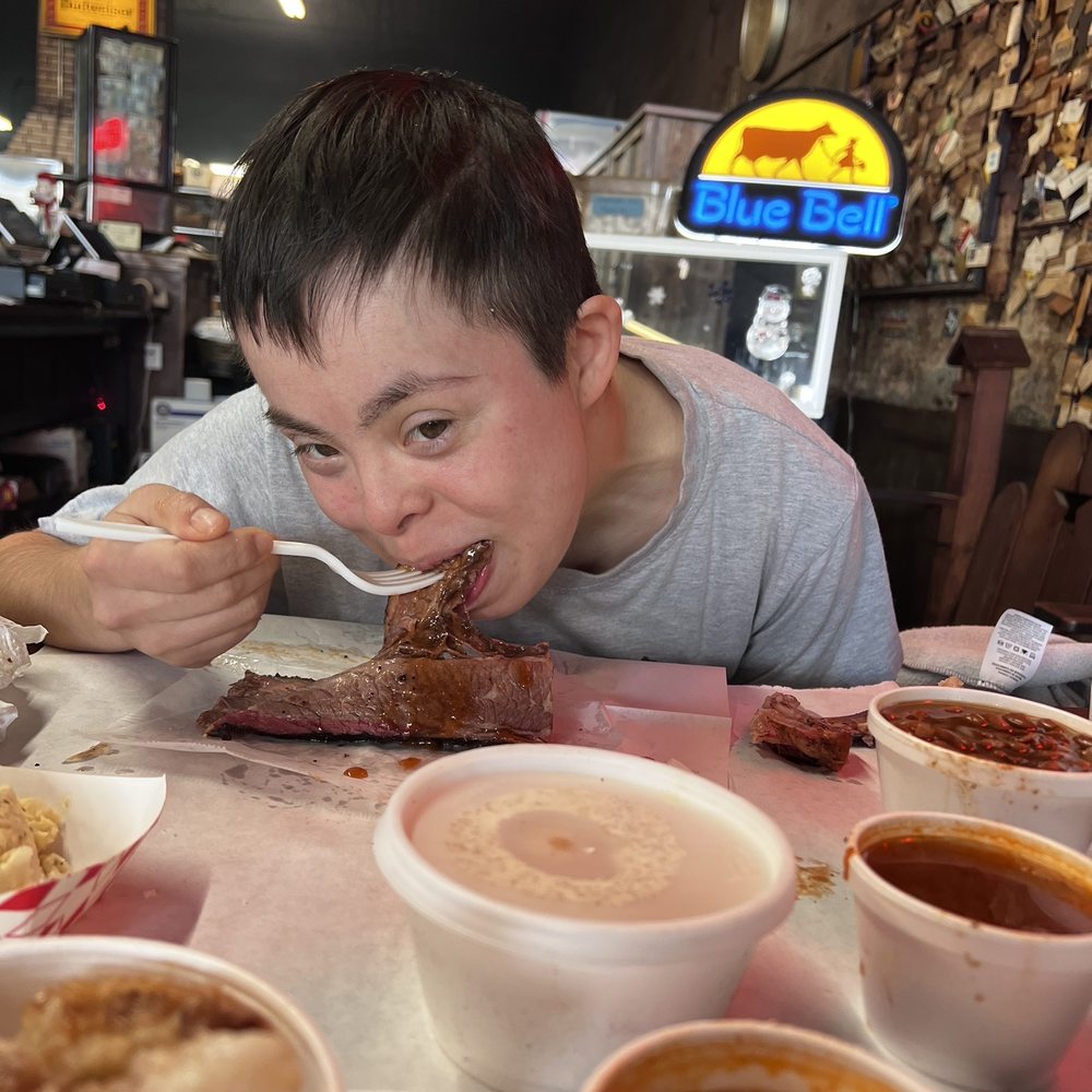 Louie Mueller Barbecue - juicy Briaket, Peach Cobbler, Beans - Barbeque Near Me - Taylor, Texas Louie Mueller Barbecue - juicy Briaket, Peach Cobbler, Beans - Barbeque Near Me - Taylor, Texas