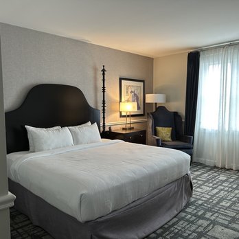 Hotel Viking - Big room, comfy bed - Hotels Near Me - Newport, Rhode Island