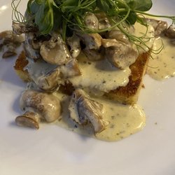 Bull And Butcher - Garlic mushrooms on toast with a garlic cream sauce