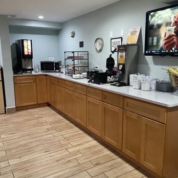 Super 8 by Wyndham Sturbridge - Breakfast area - Hotels Near Me - Sturbridge, Massachusetts