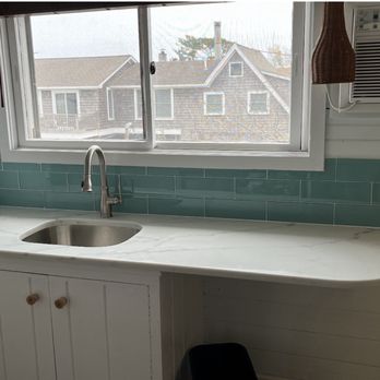 Seashore Condo Hotel - Room 22 cute kitchen bar area - Hotels Near Me - Ocean Bay Park, New York