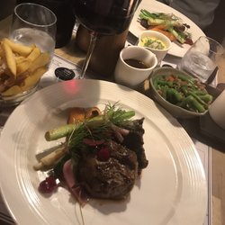 Clemens Gastro & Bar - Mørbrad med pomfritter, grønt og bearnaise. Bagved er det striplion med råstegte kartofler og rødvinssauce.