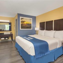 Days Inn by Wyndham Muscle Shoals Florence - Guest room