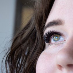 Vivum Lash Artistry - A very dense, full set of Russian volume lashes.