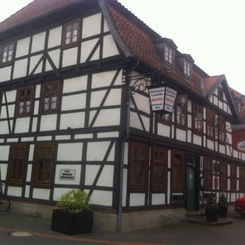 Restaurant Hoffmannhaus - Ansicht des Restaurants, dahinter Hotel, Saal und Innenhof mit Freisitz - German Near Me - Wolfsburg, NI