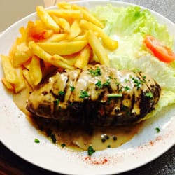 L'Essentiel - Le magret de canard servi avec une sauce poivre et ses frites fraîches.