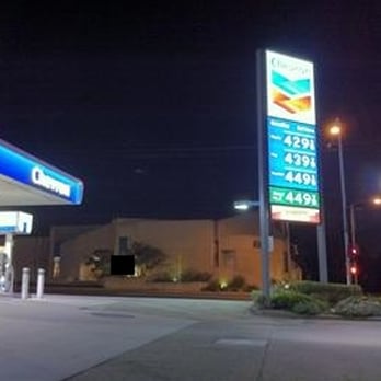 H&S Energy - Extra Mile - gas station at night - Gas Stations Near Me - Los Angeles, California