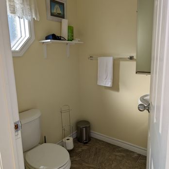 Bear On The Lake Guest House - Second floor bathroom - Guest Houses Near Me - Aberdeen, Nova Scotia
